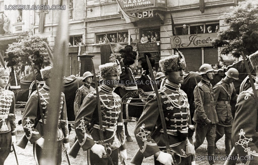 Гвардейци ескортират конския впряг с оръдейния лафет, на който е поставен ковчегът на цар Борис III. София, началото на септември 1943 г.