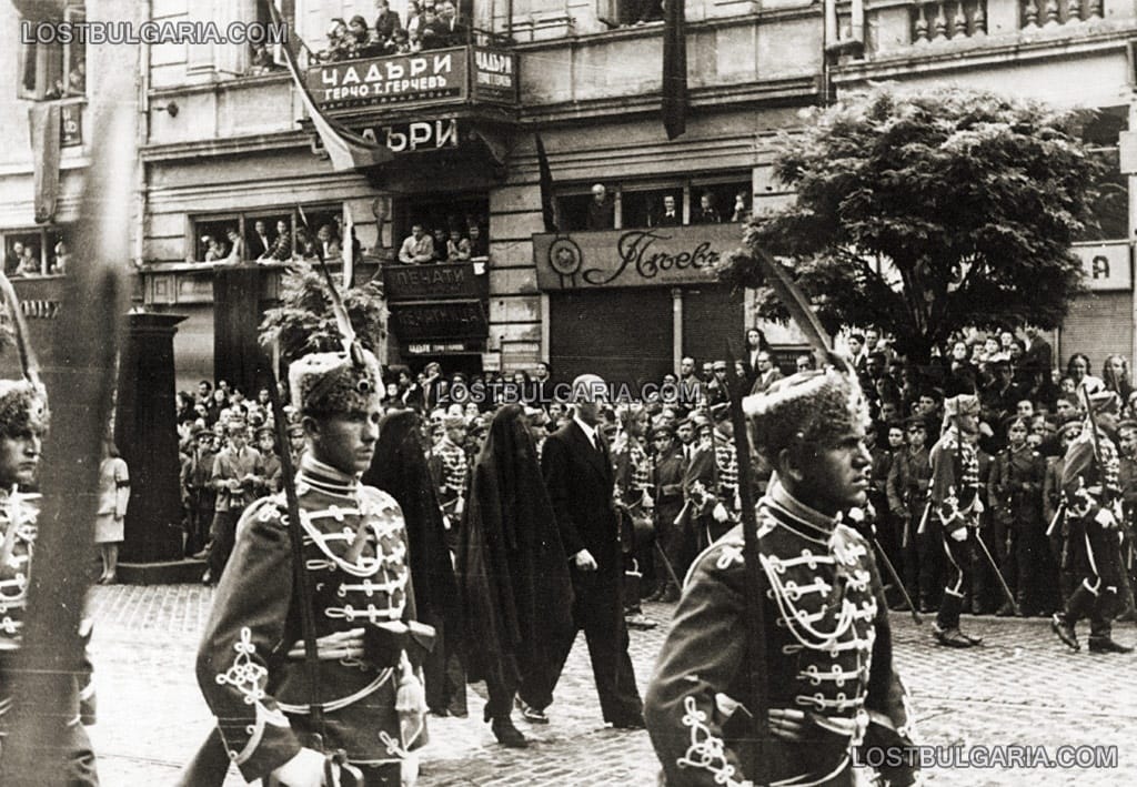 Траурното шествие с ковчега на цар Борис III - княгините Евдокия и Надежда заедно с Вюртембергския херцог Албрехт. София, началото на септември 1943 г.