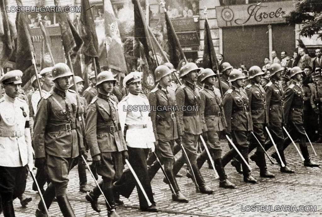 Траурното шествие с ковчега на цар Борис III - бойните знамена на Българската армия. София, началото на септември 1943 г.
