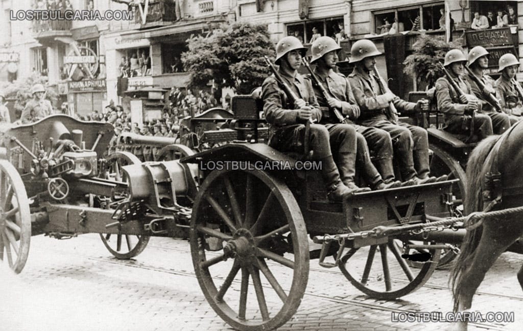 Траурното шествие с ковчега на цар Борис III - войскови части съпровождат владетеля в последния му път. София, началото на септември 1943 г.