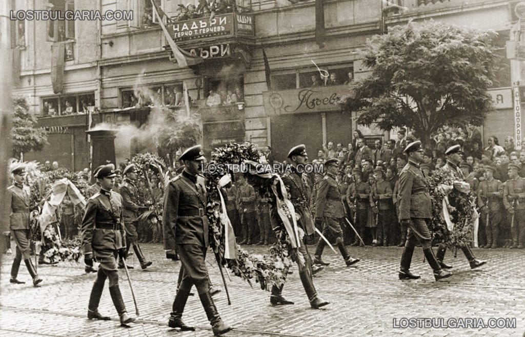 Траурното шествие с ковчега на цар Борис III - офицери от различните родове войски носят венци. София, началото на септември 1943 г.