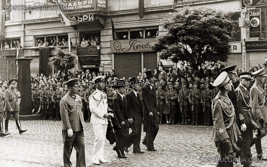 Траурното шествие с ковчега на цар Борис III - чуждестранни военни и дипломатически представители. София, началото на септември 1943 г.