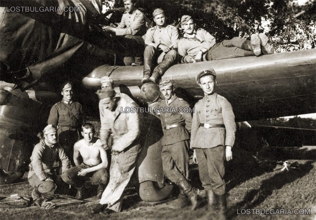 Техници от Въздушни войски край самолет PZL.43 "Чайка"