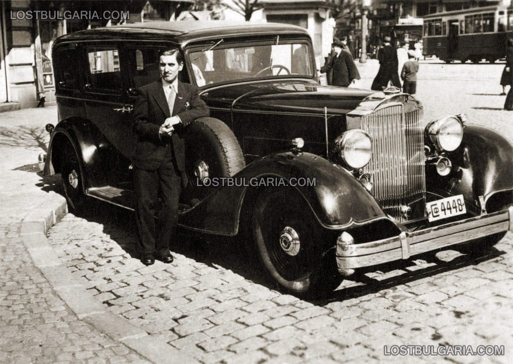 Млад мъж с луксозна американска лимузина Пакард (1933 Packard Sedan Eight Limo) в центъра на София, 30-те години на ХХ век