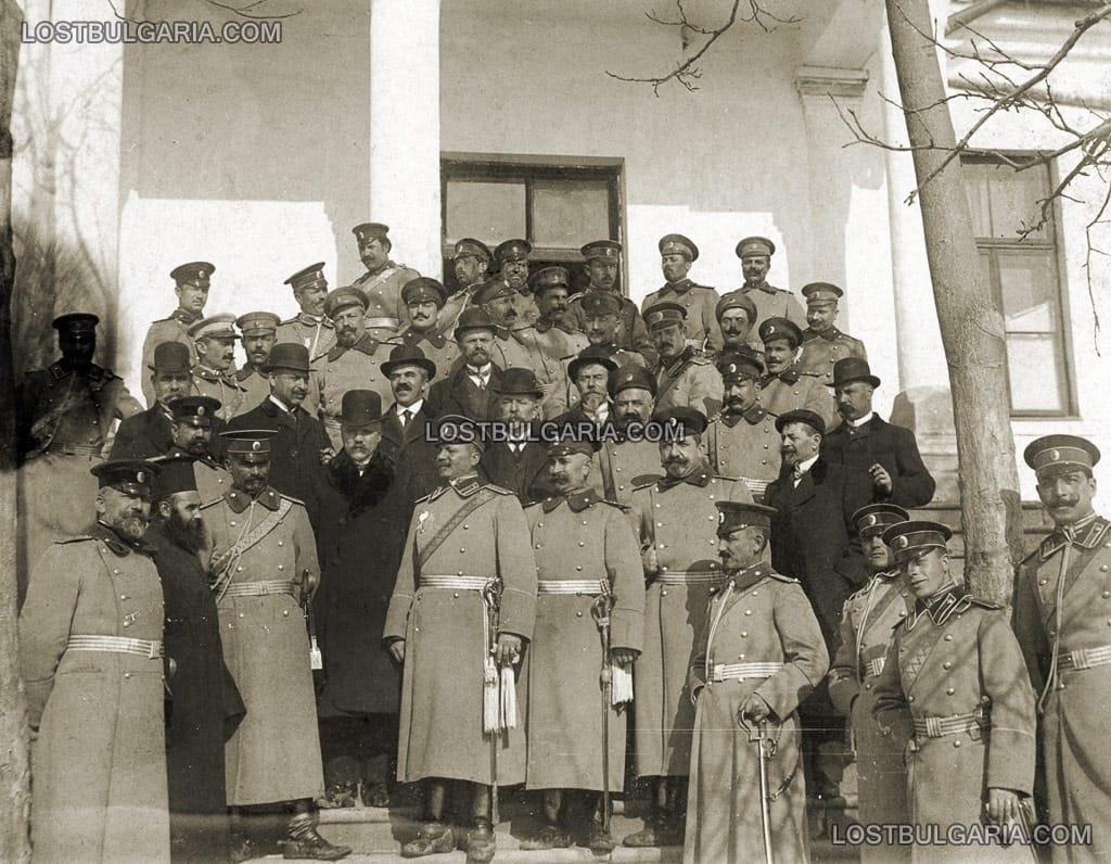 Офицерите от 4-ти конен полк с гости след празненство. Ямбол, 1909 г.