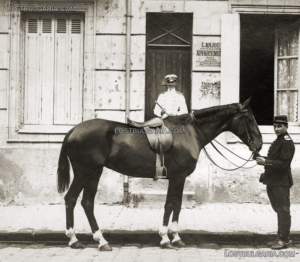 Довеждат коня на поручик Коларов. Кавалерийската школа в Сомюр, Франция, 1909 г.