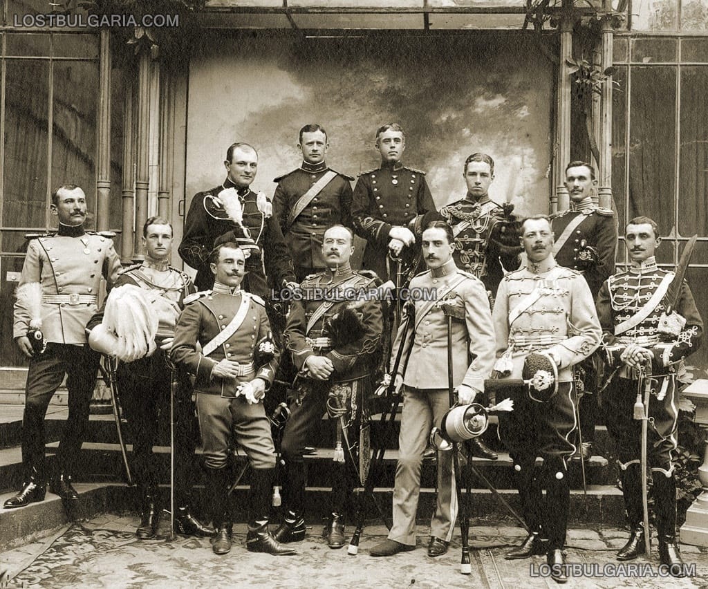 Трима български офицери-кавалеристи (Филипов, Берон и Коларов) в Кавалерийската школа в Сомюр, Франция (Ecole de Cavalerie de Saumur), заедно с офицери от Русия, САЩ, Сърбия, Холандия, Норвегия. 1909 г.