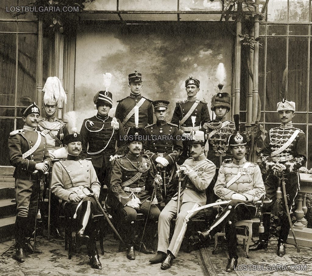 Трима български офицери-кавалеристи (Филипов, Берон и Коларов) в Кавалерийската школа в Сомюр, Франция (Ecole de Cavalerie de Saumur), заедно с офицери от Русия, САЩ, Сърбия, Холандия, Норвегия. 1909 г.