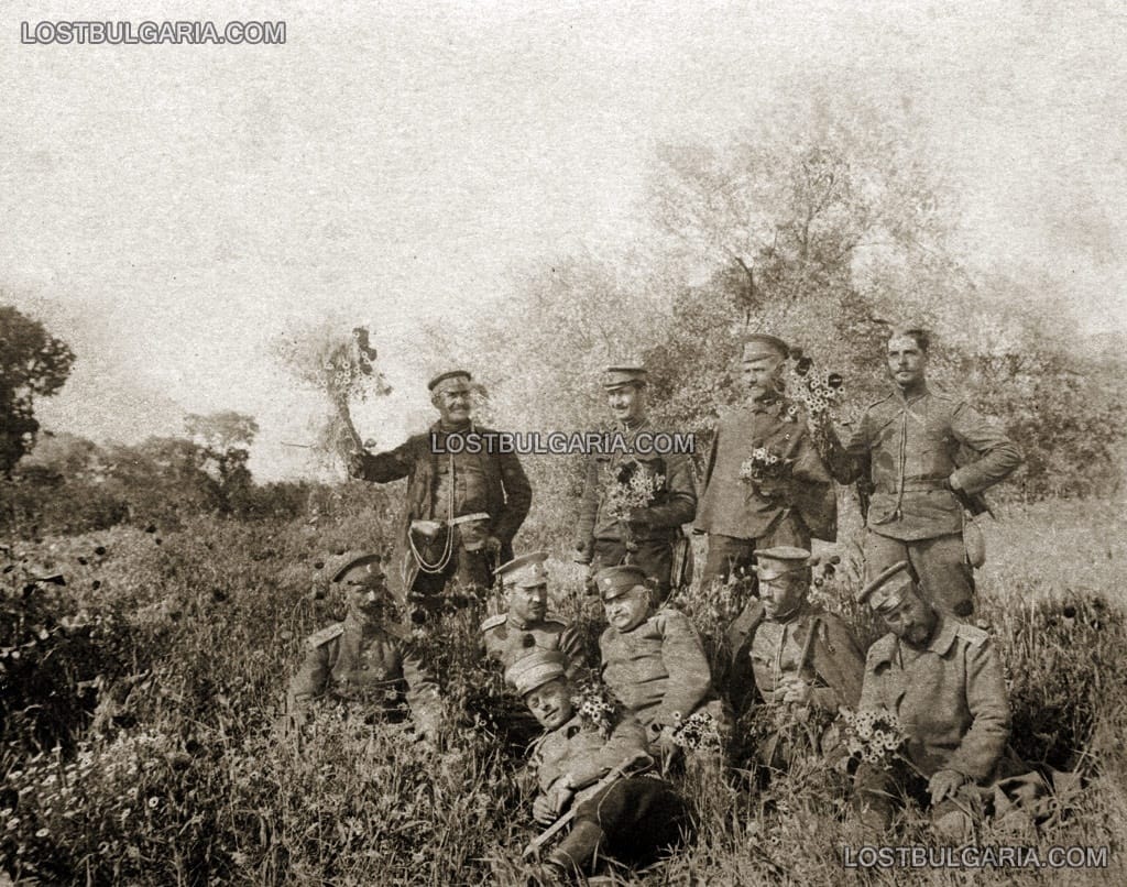 Български офицери в чифлика Щаренберг до гара Люле Бургаз, на път за Сърбия. 11 май 1913 г.