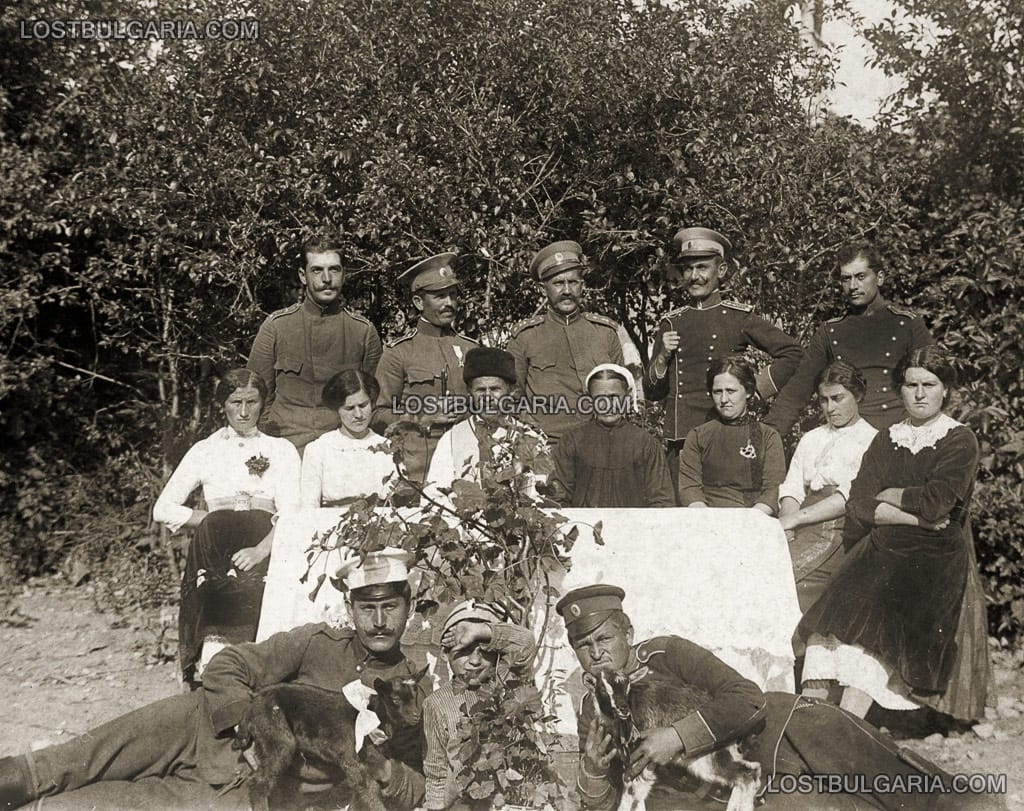 Преди Междусъюзническата война, трима офицери от ескадрона (от 4-ти конен полк) с двама пехотни офицери, с. Чупрене, Белоградчишко. Месец май 1913 г.