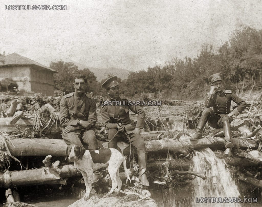 Офицери от IV ескадрон от 4-ти конен полк, изпратени от Мраморно море при гр. Родосто на западната граница. Командир на ескадрона ротмистър Добри Авджиев, поручик Коларов и подпоручик Г. Кънчев. Месец май 1913 г.