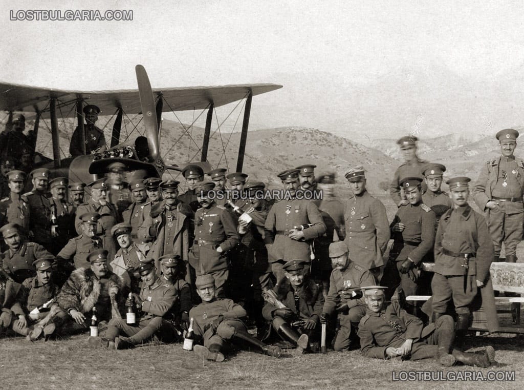 Офицери от пехотата и кавалерията, българи и германци, на гости на авиаторите на летище Белица, 1917 г.