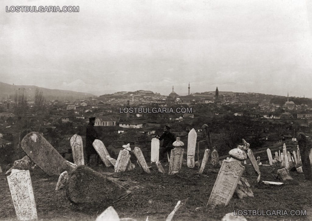Български офицери в турско гробище край град Сяр (Серес)