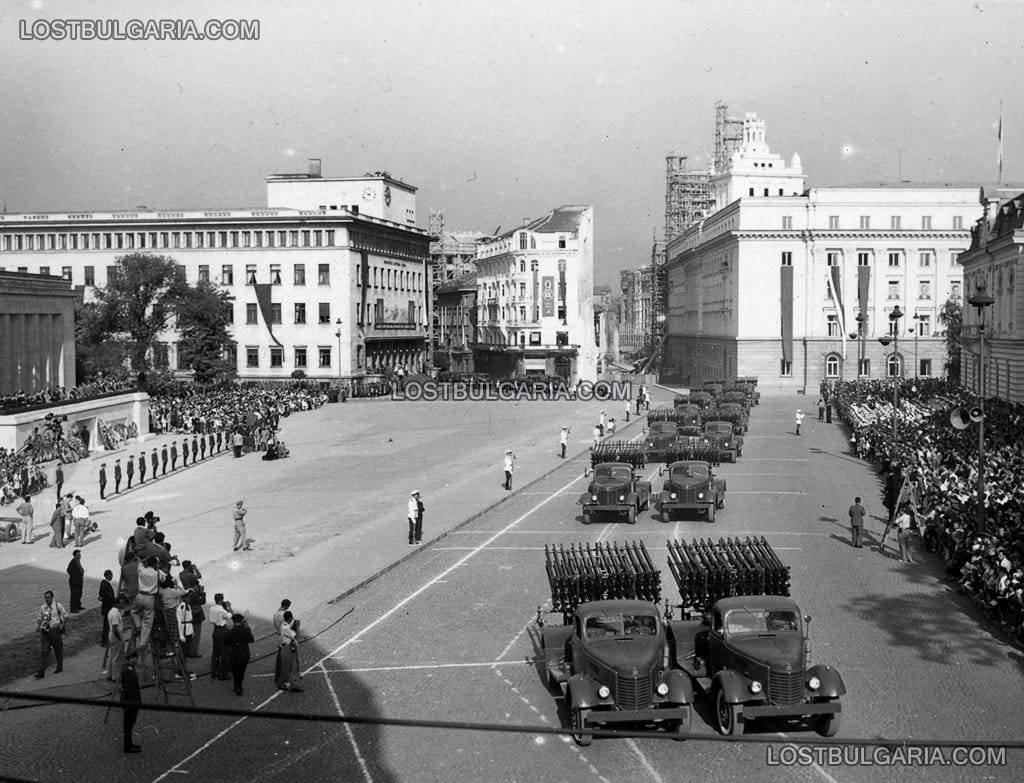 Армейски парад по случай 10 години от 9 септември, София 1954 г. (старият хотел "Юнион Палас" пред БНБ още стои)