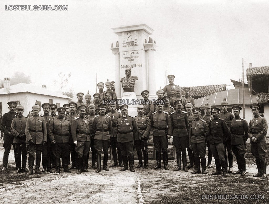 Български и германски офицери пред паметника за освобождението на Македония, построен от Щаба на II армия в Свети Врач, 1917 г.