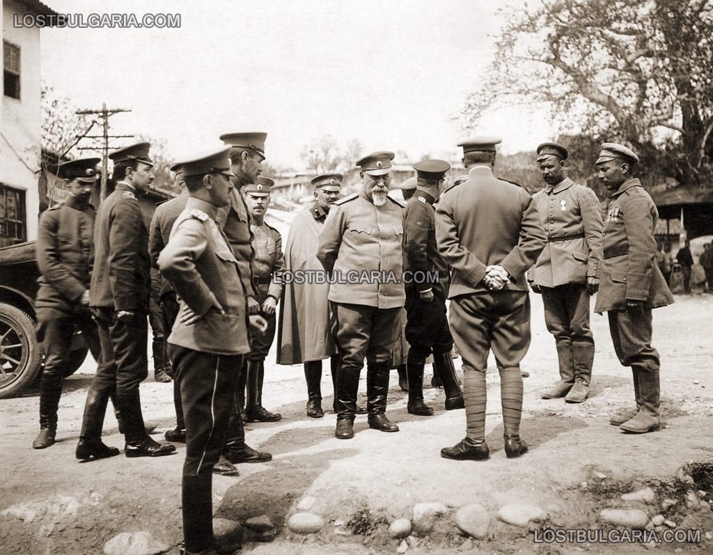 Командващият II армия генерал Георги Тодоров с офицери от Щаба в разговор с отличили се на фронта войници. Щаба на II армия, Свети Врач, 1916 г.