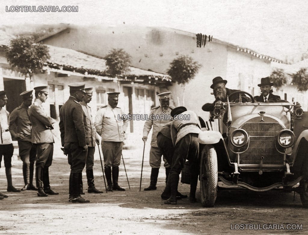 Зареждане с вода на карбидните апарати за фаровете на щабния автомобил Мерцедес, с който изпращат учените на път, Щабът на II армия, Свети Врач, 28 юни 1917 г.