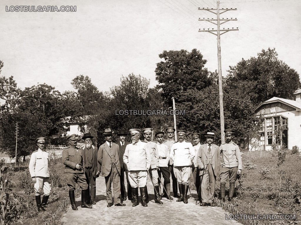 Генерал Георги Тодоров с офицери от Щаба на II армия посреща български учени (сред тях професорите Йордан Иванов и Васил Златарски), Свети Врач, 28 юни 1917 г.