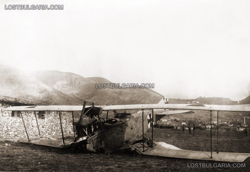 Германски или български аероплан след тежко приземяване някъде по Южния фронт