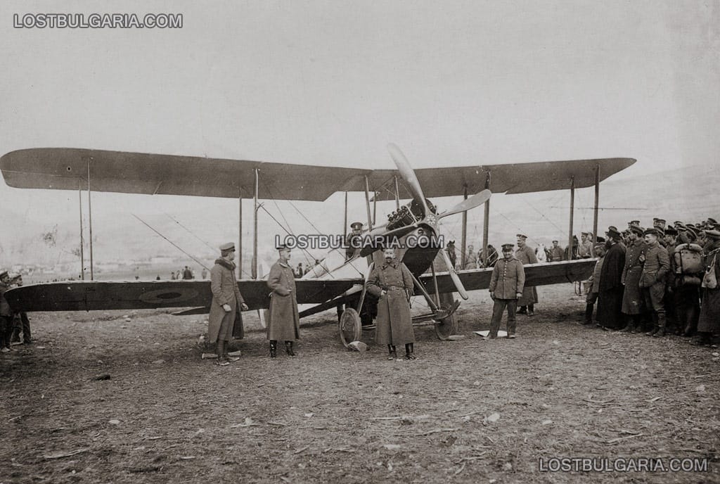Плененият английски самолет Армстронг-Уитуърт (Armstrong-Whitworth FK3 Nr. 6219), кацнал по грешка на българска територия. Февруари 1917 г.