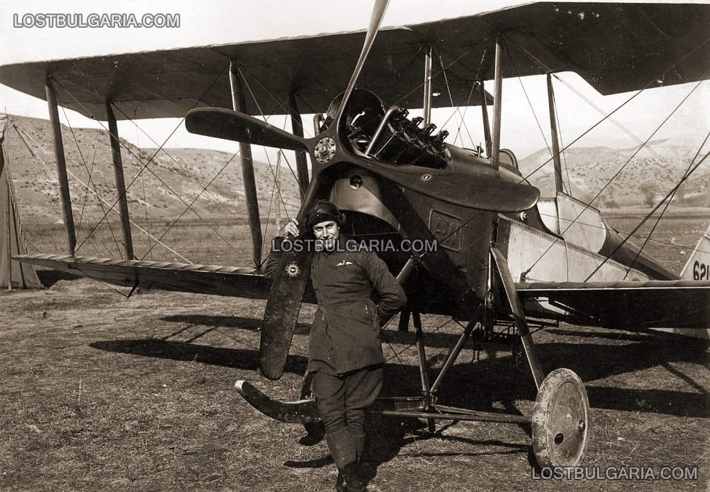 Младият британски пилот лейтенант Стоуфър със своя самолет Армстронг-Уитуърт (Armstrong-Whitworth FK3 Nr. 6219), кацнал по грешка на българска територия, началото на 1917 г.