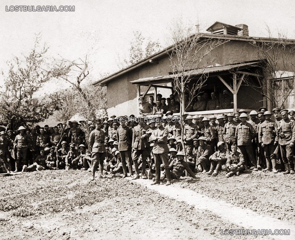 Части от II армия с голяма група пленени британски войници и офицери