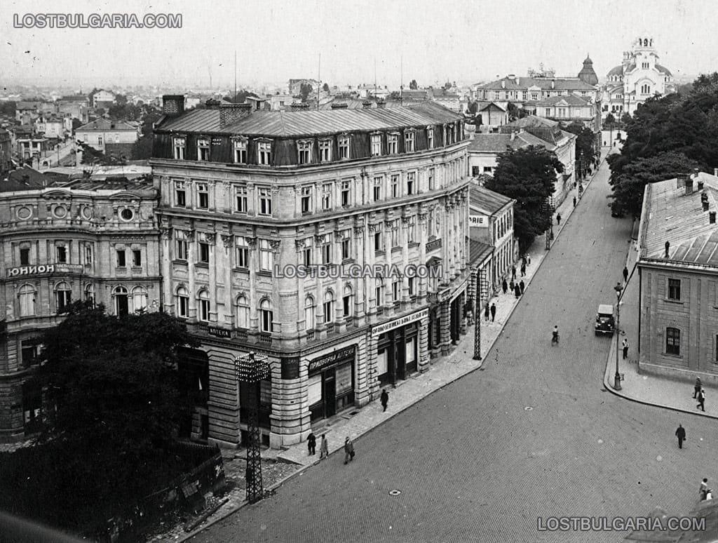София, началото на улица "Московска" от площад "Александър", вдясно - несъществуваща сега сграда от комплекса на Двореца, 20-те години на ХХ век