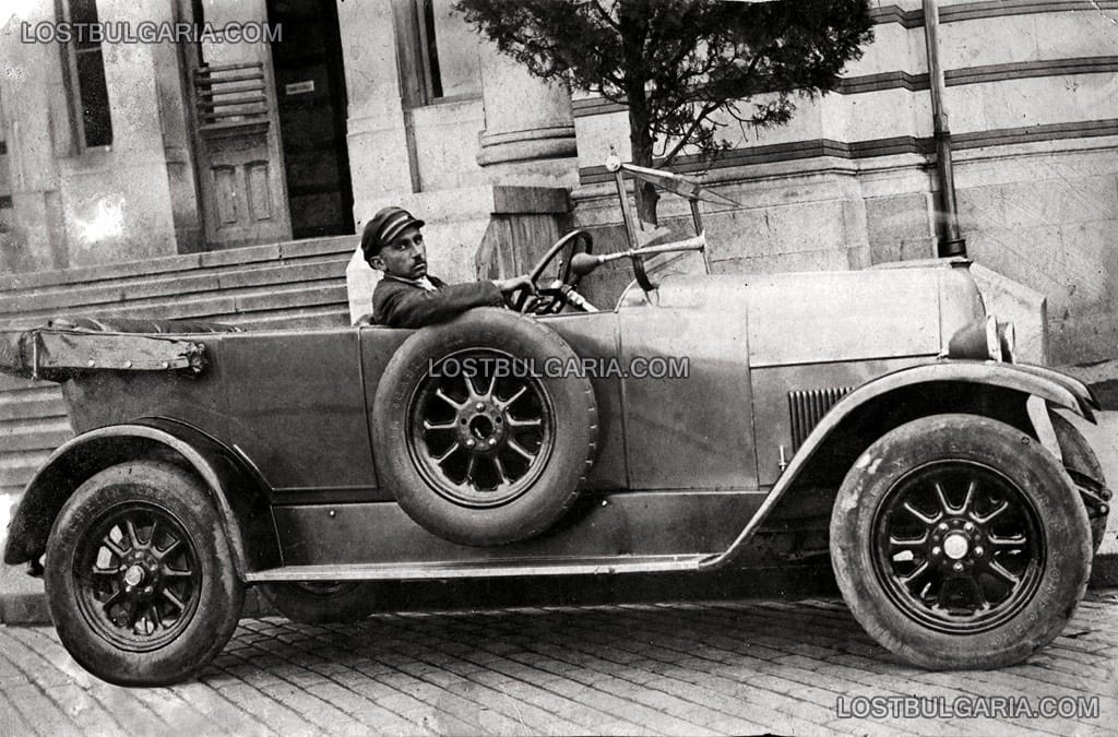 София, таксиметров автомобил пред входа на Централна баня, 30-те години на ХХ век