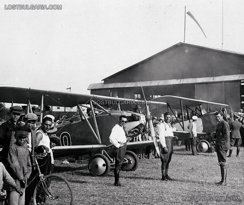 Български авиатори преди демонстрационен полет, летище Божурище, 1928 г.