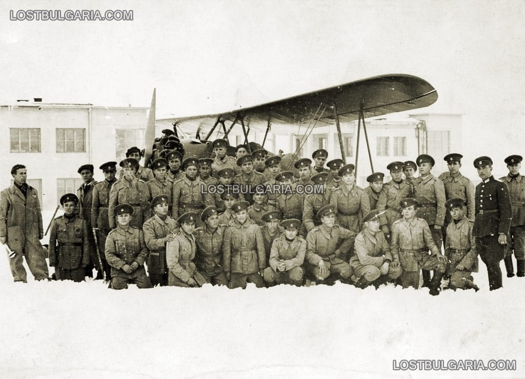 Технически персонал в Държавната самолетна фабрика ДСФ - Ловеч. 1942 г.
