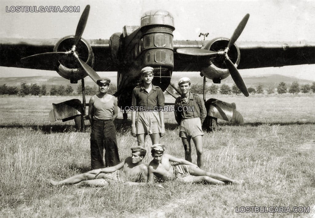 Техници пред самолет Aero MB.200 "Бухал"