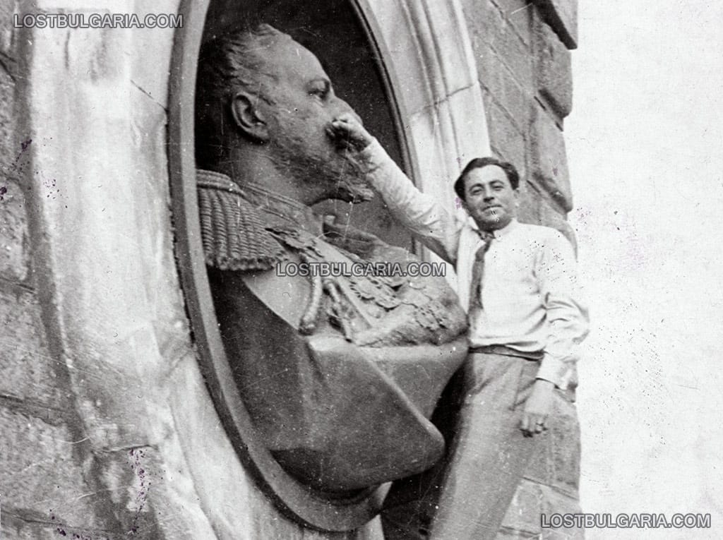 Варна, бюстът на Цар Фердинанд в основата на фара, 20-те години на ХХ век