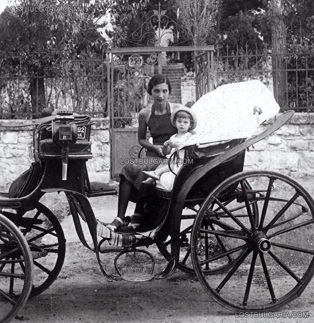 Млада дама и дете позират във файтон (екипаж), 20-те години на ХХ век