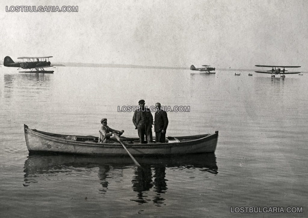 Рибарска лодка и германски водосамолети на летище Пейнерджик (днес Чайка) край Варненското езеро, 1942 г.