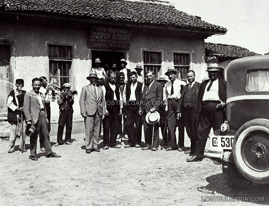 Група мъже и автомобил пред кръчмарница "Български колоездач", 30-те години на ХХ век