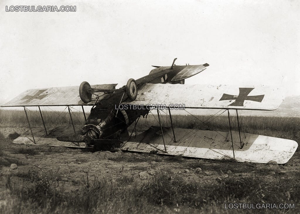 Германски или български самолет, преобърнал се при кацане, 1917 г.