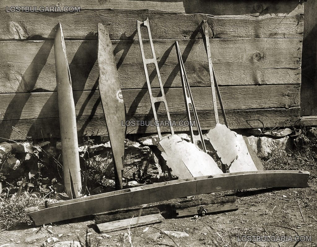 Изхвърлени от морето останки от самолет Фарман (Farman), свален на 20 май 1917 г. от лейтенант Рудолф фон Ешвеге (Rudolf von Eschwege) край нос Лефтера