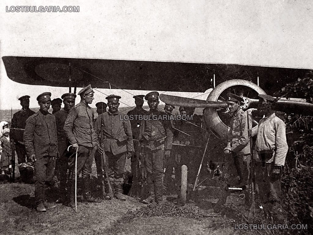 1918 г., Струмски фронт, български офицери и войници пред пленен вражески, френски самолет Нюпорт (Nieuport)