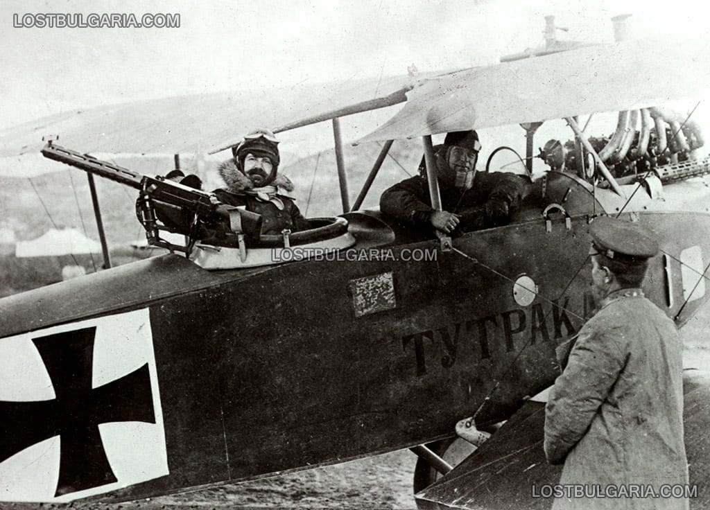 Български авиатори преди боен полет на борда на разузнавателен биплан Albatros C.III, наречен "Тутракан", в кабината на наблюдателя е подполковник Васил Златаров, командир на българската авиация през Първата световна война, картечницата е авиационна 7,92-mm MG 14 Parabelum („Парабелум”), 1918 г.