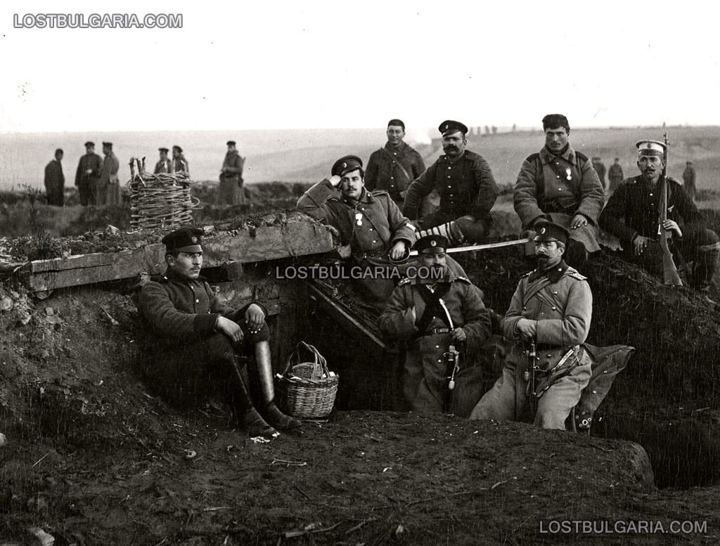 Български офицери и войници в окопно укрепление край Чаталджа