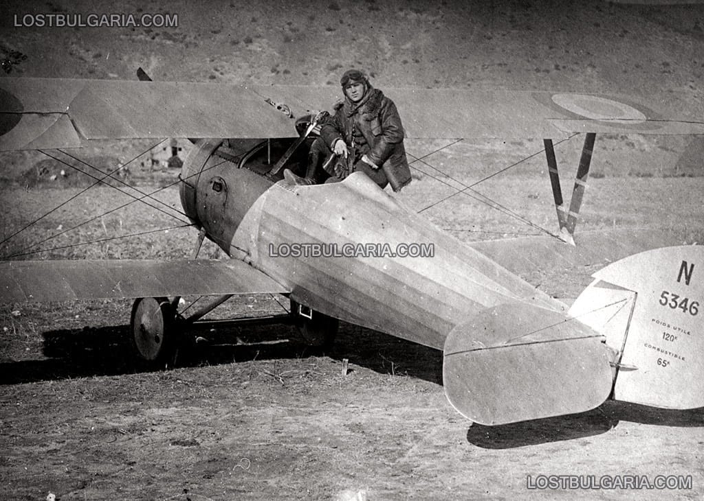 Български пилот с трофеен самолет-биплан Нюпорт 25 (Nieuport 25) с демонтирана крилна картечница