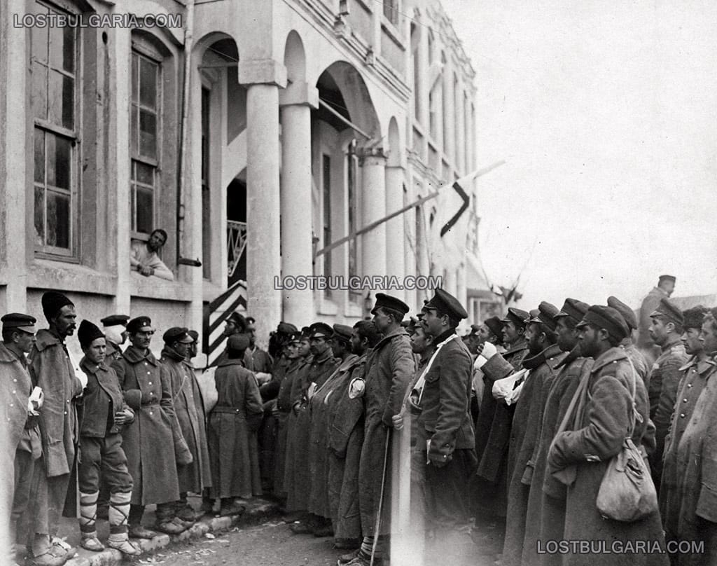 Ранени български бойци чакат разпореждания пред комендантството в Лозенград