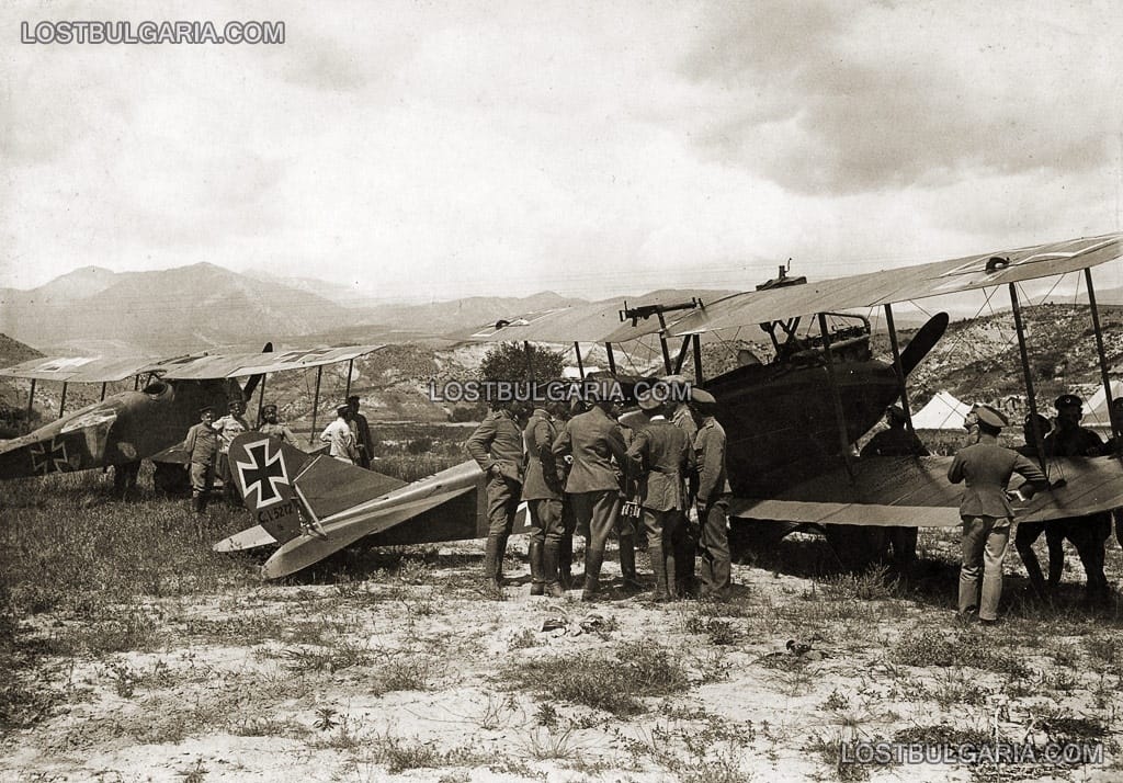 Български и германски офицери край самолетите на летище Белица