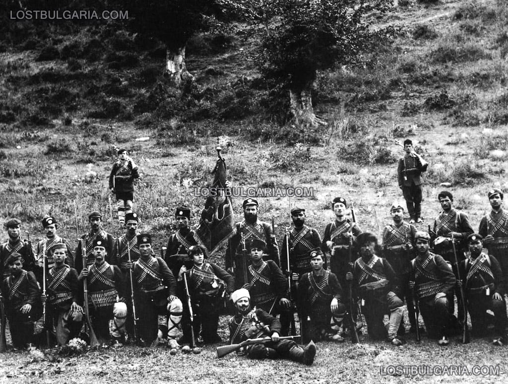 Четата на войводата Михаил Ганчев (седнал в средата) от Кочанско в 1903 г. по време на Илинденско-Преображенското въстание