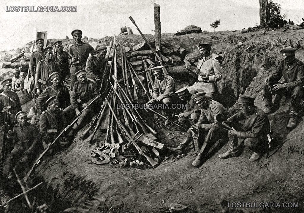Бдинци (войници от 6-а пехотна Бдинска дивизия) след боя при село Братин дол (Македония) с пленено оръжие