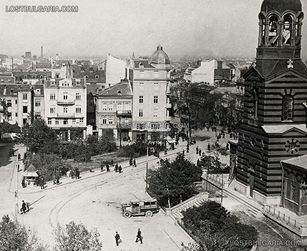 Входът на църквата "Света Неделя" и площадът преди атентата, София, 1925 г.