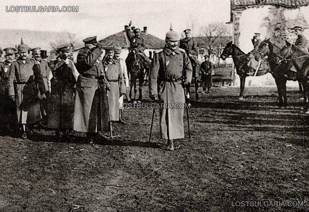 От ляво на дясно: фелдмаршал Аугуст фон Макензен, Княз Борис, Цар Фердинанд, генерал Никола Жеков и Кайзер Вилхелм II правят преглед на войските в град Ниш по повод победата над Сърбия, 5 януари 1916 г.