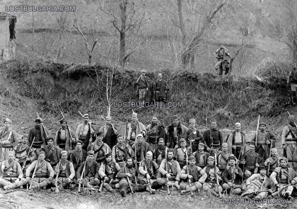 Четата на гевгелийския войвода Аргир Манасиев (шестият на първи ред отляво надясно) през 1903 г.