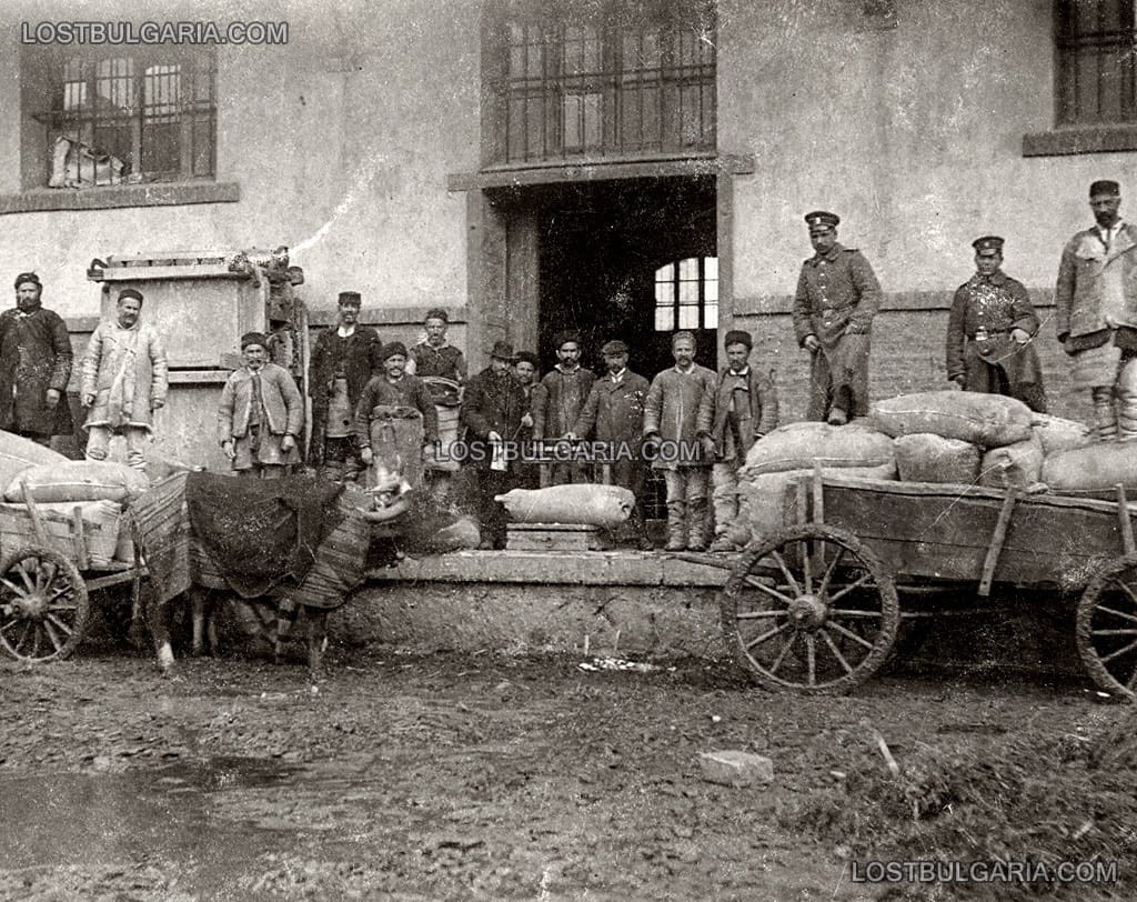 Селяни предават брашно за продоволствие на армията в Софийския военен базисен склад, 1912 г.