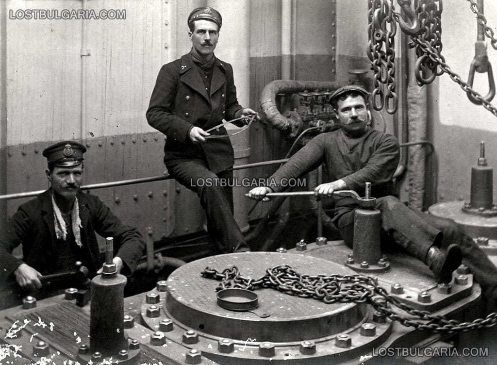 Моряци-механици в машинното отделение на параход "България", 20-те години на ХХ век
